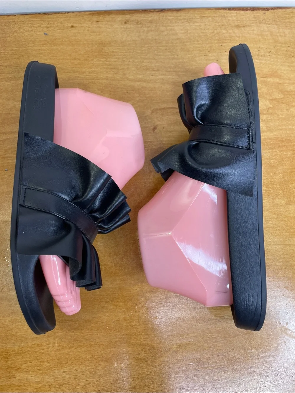 MICHAEL Michael Kors Black Ruffle Slide Sandals. Size 7